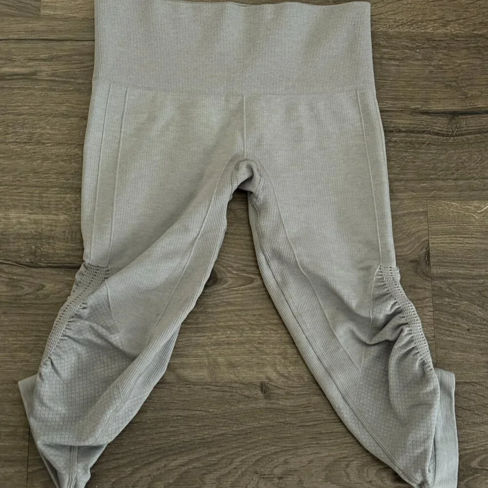 Lululemon Capri‎ Leggings Light Gray Midrise with ruched sides Sz 4